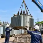 Xe cẩu nâng máy biến áp cũ trong quá trình tháo dỡ và thanh lý trạm biến áp