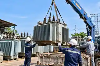 Xe cẩu nâng máy biến áp cũ trong quá trình tháo dỡ và thanh lý trạm biến áp